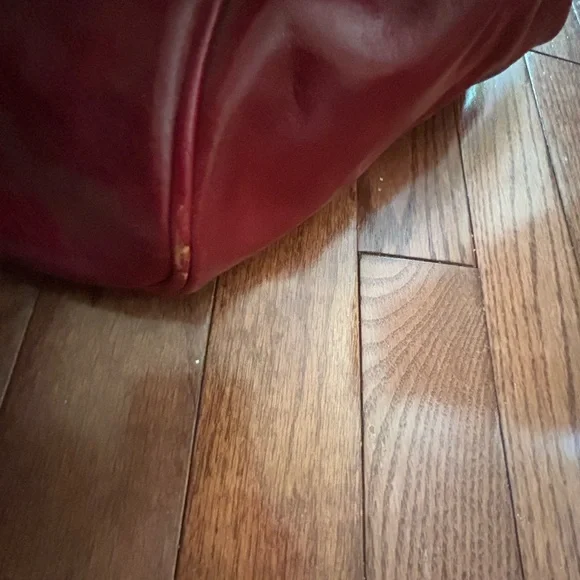 Luxurious Red Leather Travel Bag - Picture 7 of 14